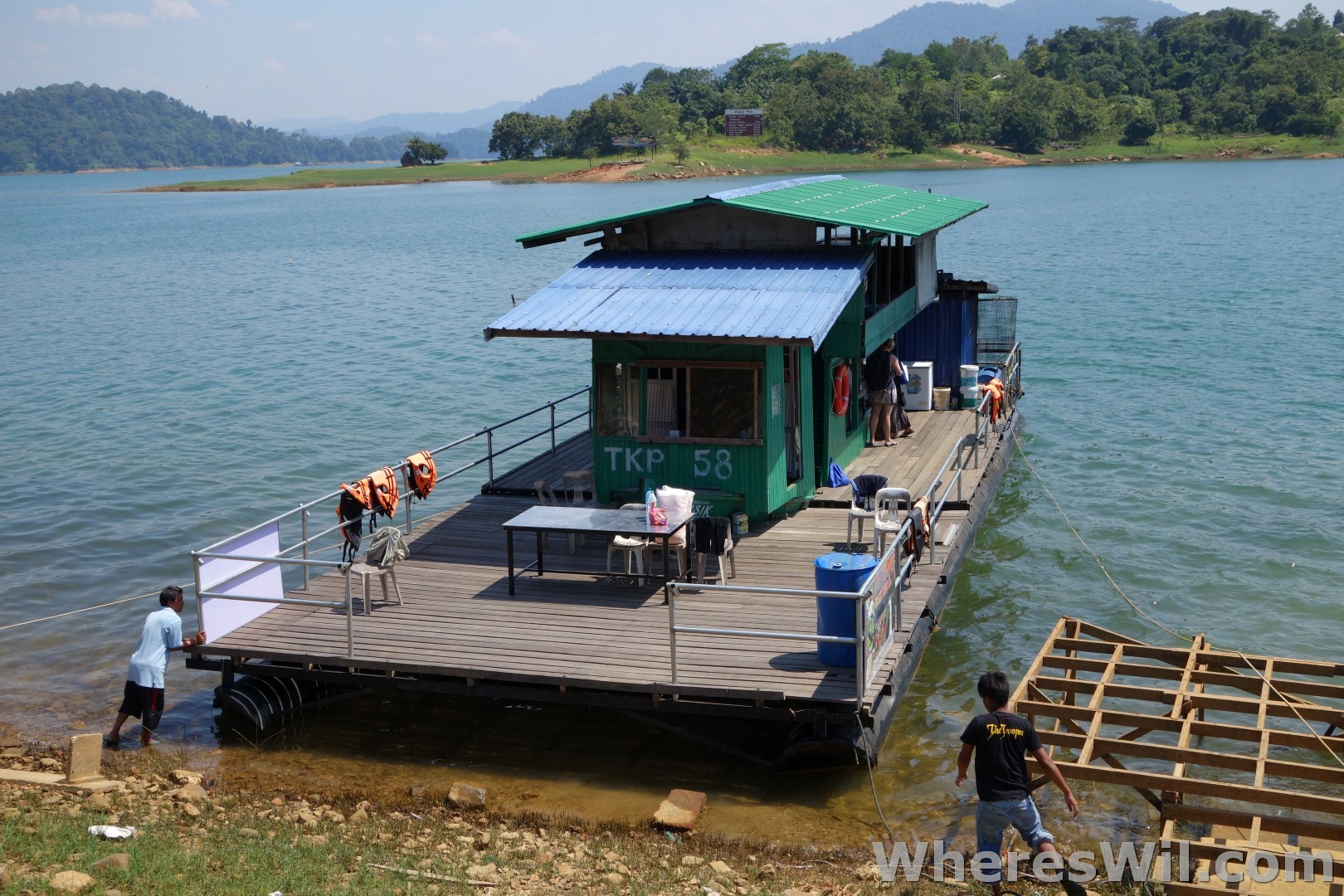 Tasik-Kenyir-House-Boat1